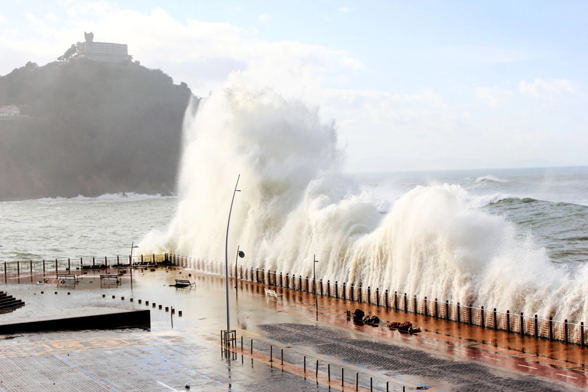 olas en san sebastián