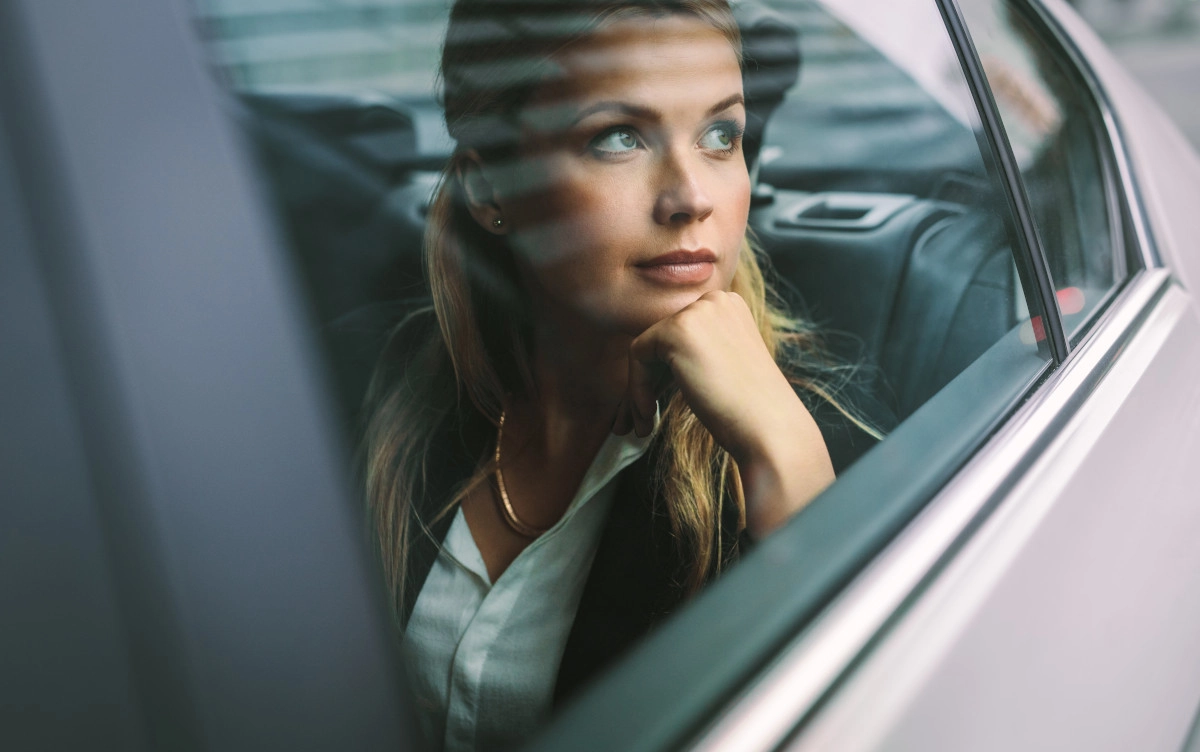 mujer en taxi de larga distancia